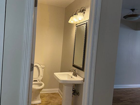 Guest 1/2 bath