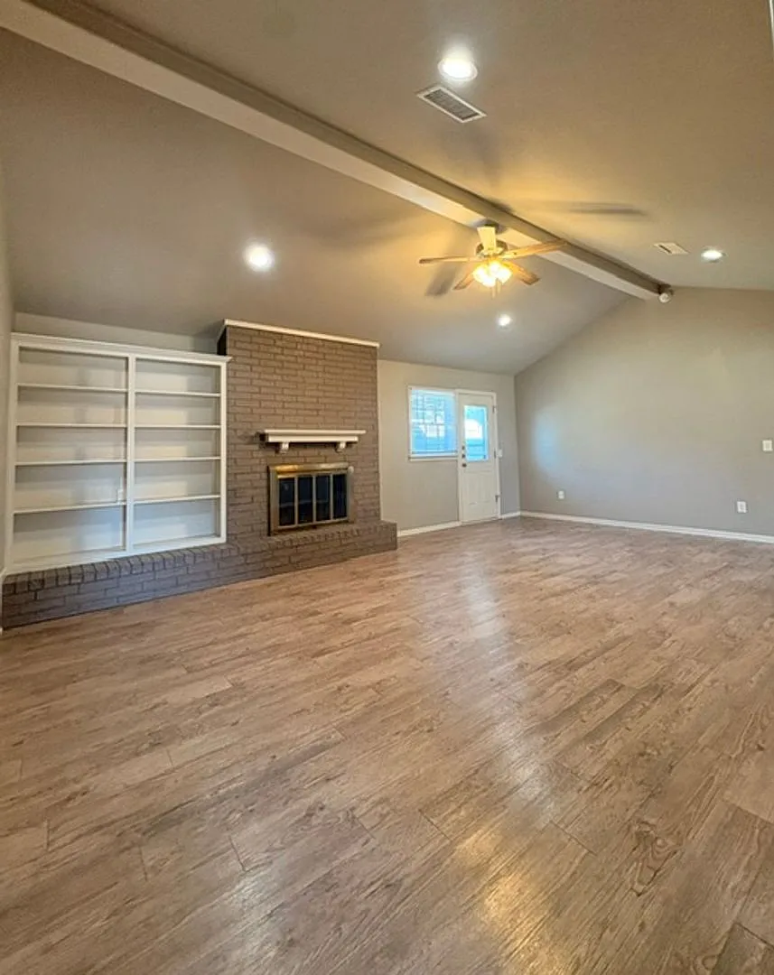 Well maintained house in great neighborhood!! Available Now! — Photo 3