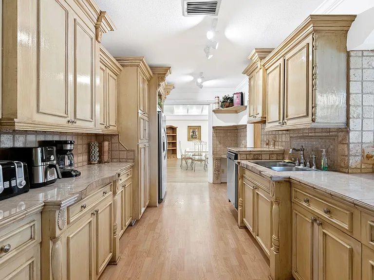 2400 Delmar Pl — Photo 15