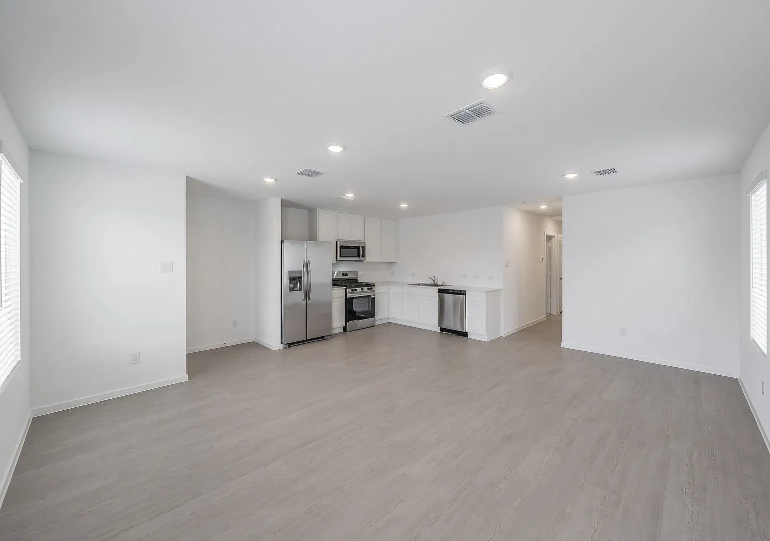 Brand new 3 bedroom 2 bath home in Eagles Crossing — Photo 3