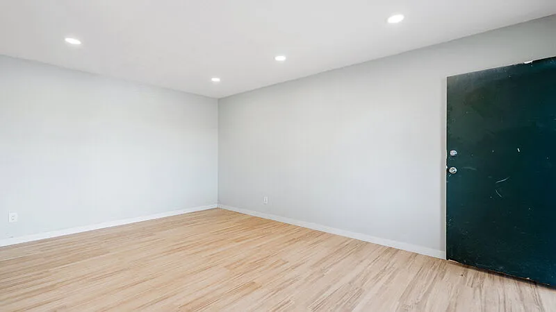 3 bed, 1.0 bath, 912 sqft, $2,795 — Photo 2