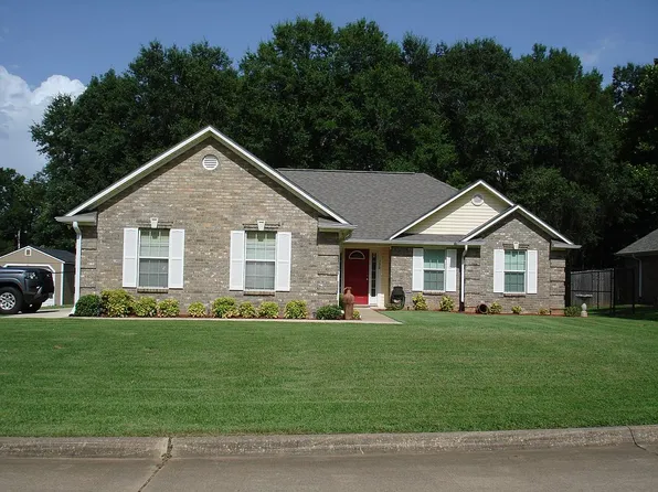 530 E Greenfield Dr, Wake Village, TX 75501
