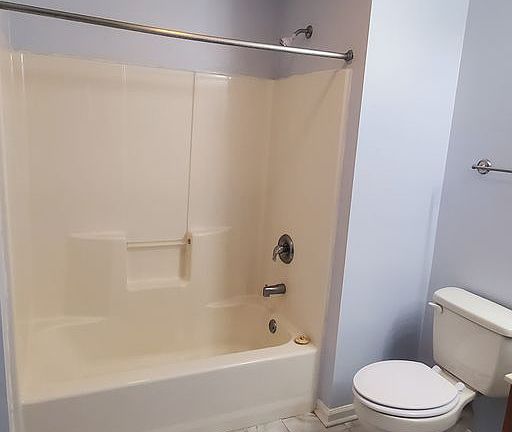 2nd image of 800 Meadowview Dr APT 4