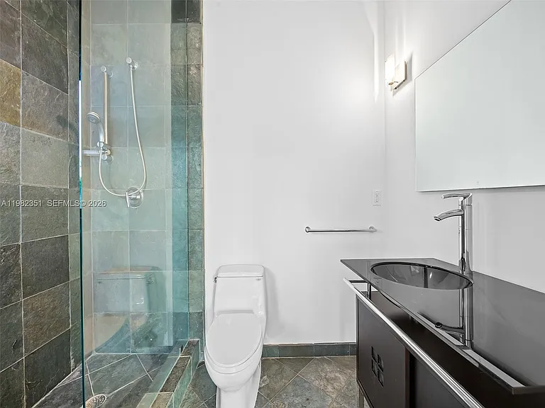 450 Victoria Ter — Photo 24