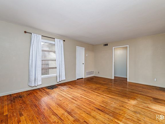 2nd image of 2519 Yale Ave