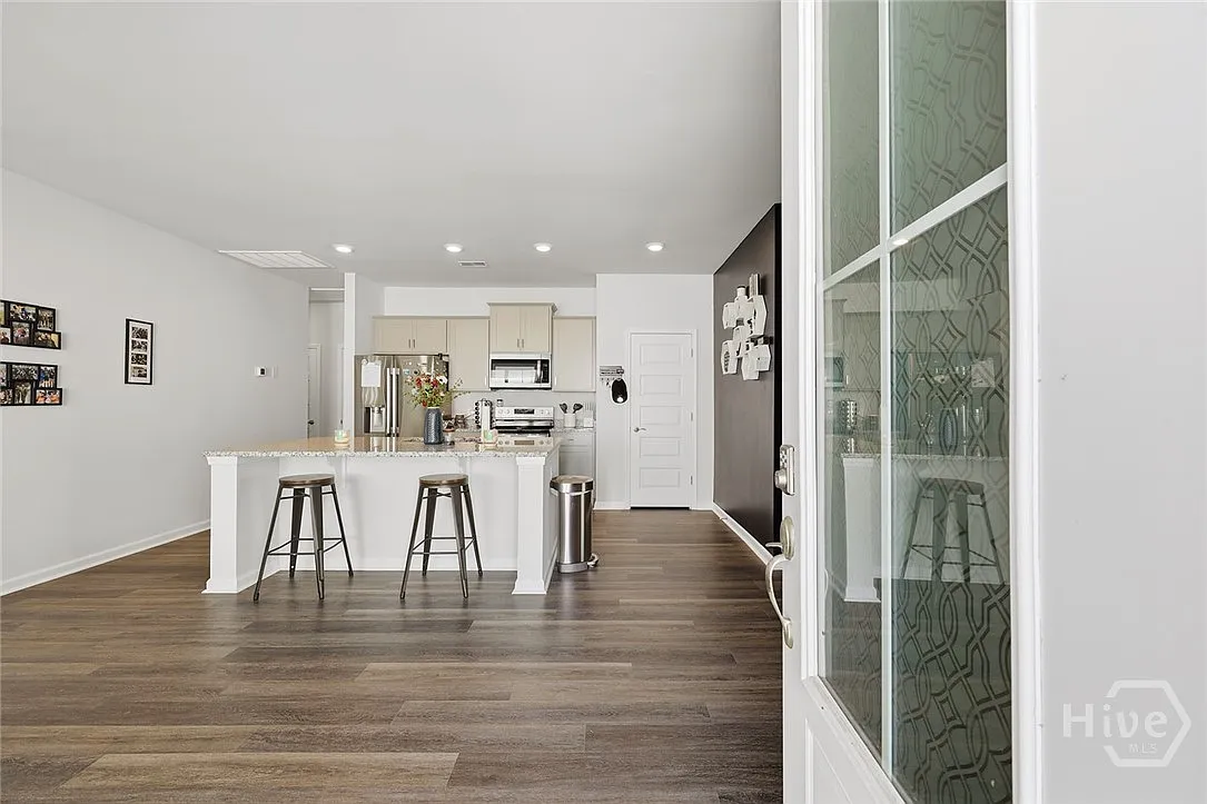 3 bed, 2.0 bath, 1397 sqft, $2,500 — Photo 2