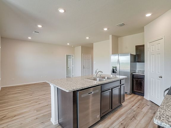 5th image of 521 Anconia Ct