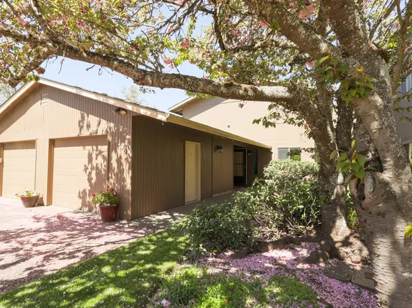 2208 Ridgeway Dr, Eugene, OR 97401