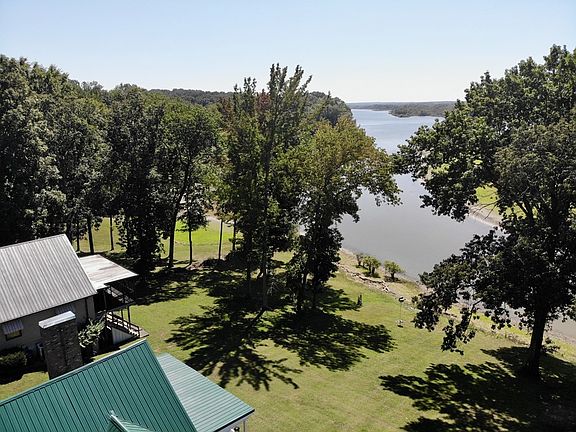 2nd image of 196 Lakeshore Cir