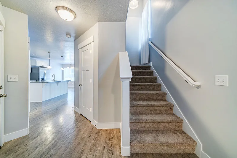 4 bed, 2.5 bath, 2350 sqft, $2,350 — Photo 3