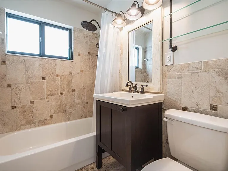 240 NE 25th Ave — Photo 13