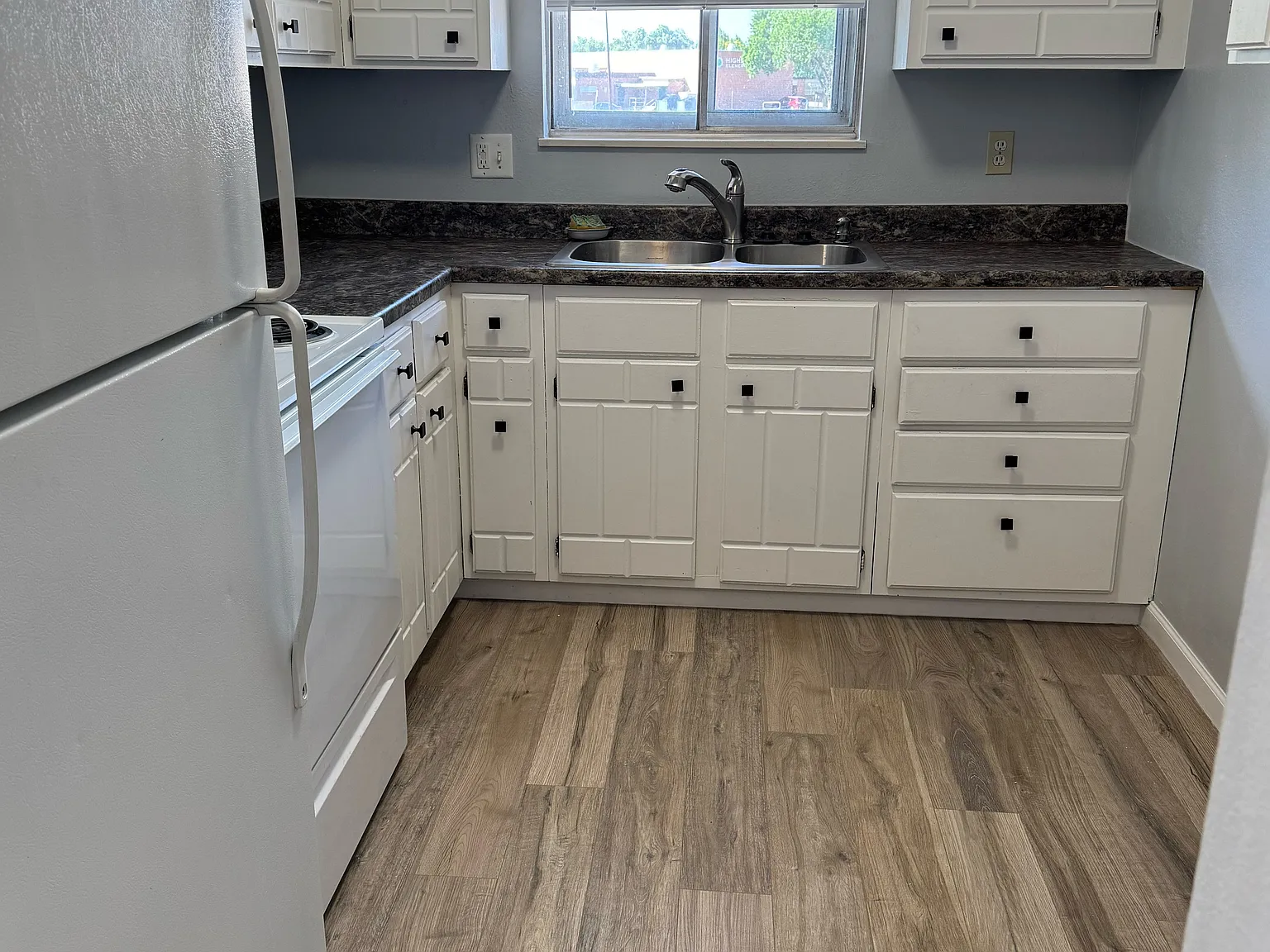 3924 Devonshire Ln — Photo 2