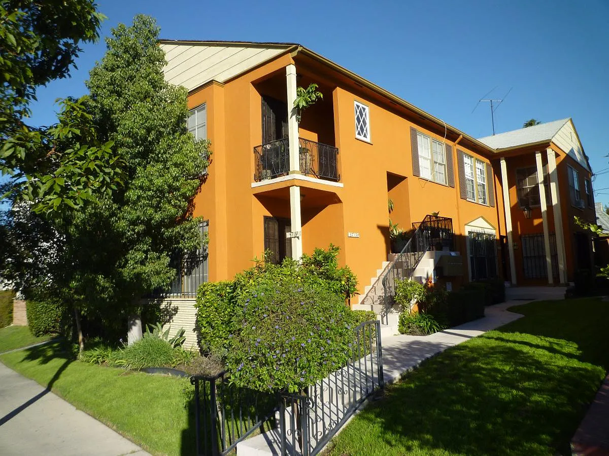 5723 San Vicente Boulevard — Photo 1