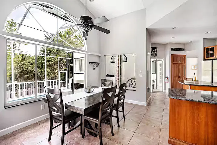 5 bed, 4.5 bath, 3905 sqft, $10,000 — Photo 2