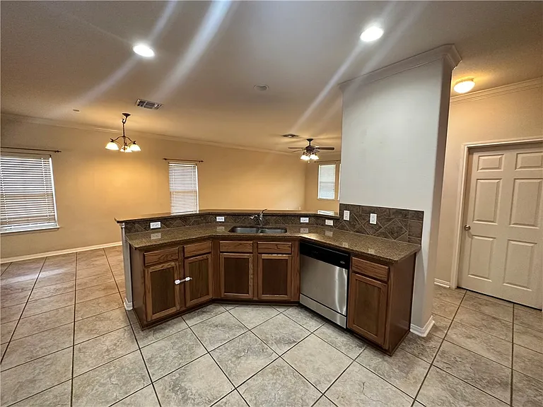 2545 Las Brisas St — Photo 12