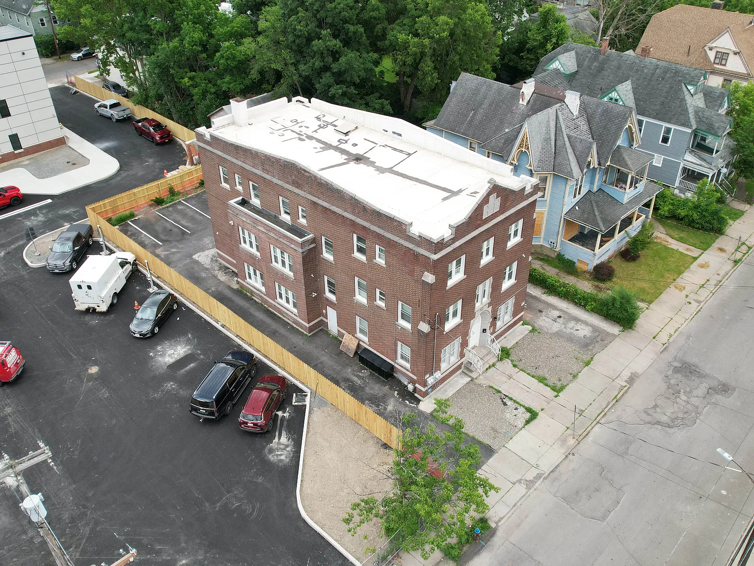 8 bed, 9000 sqft, $650 — Photo 3