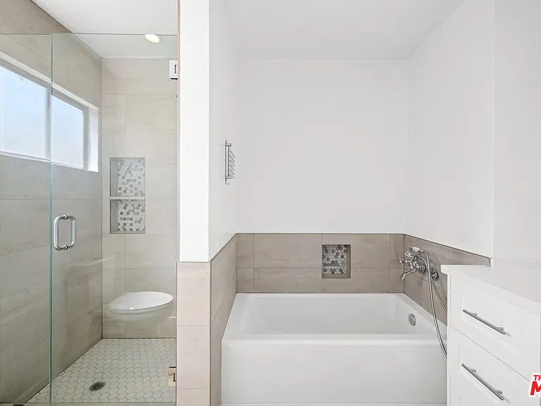 136 S Palm Dr #305 — Photo 14