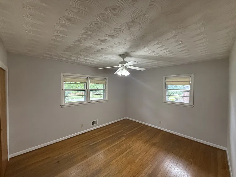 113 Midland Dr — Photo 17
