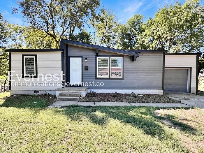 3 bed, 1.0 bath, 1048 sqft, $1,149 — Photo 2