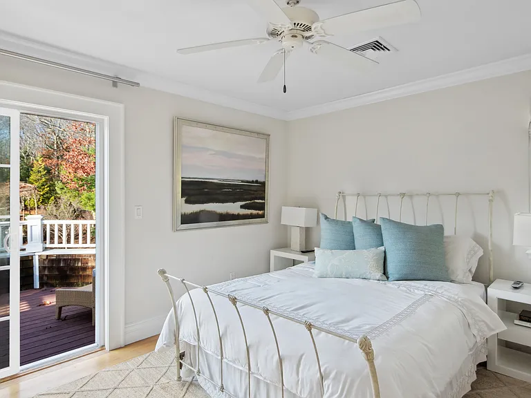 371 Sag Harbor Tpke — Photo 39