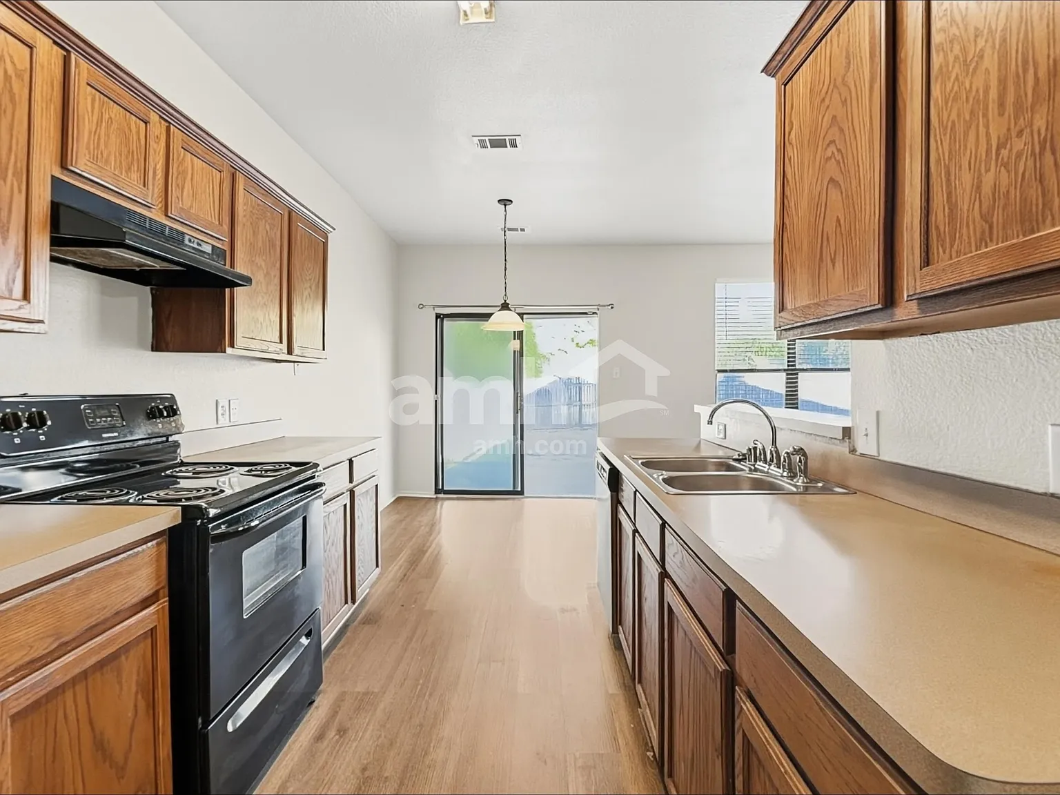 3 bed, 2.0 bath, 1411 sqft, $2,020 — Photo 3