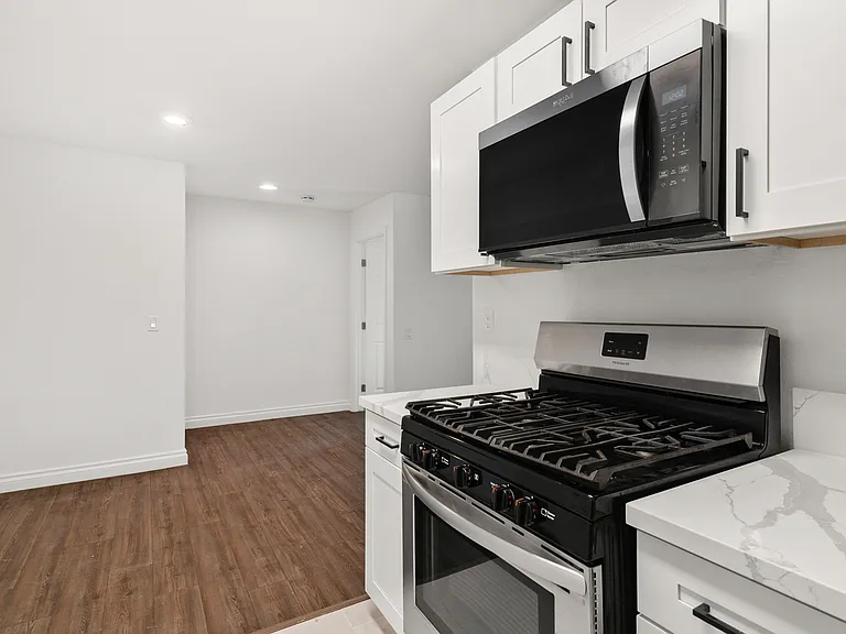 240 W Lincoln Ave W #16 — Photo 2