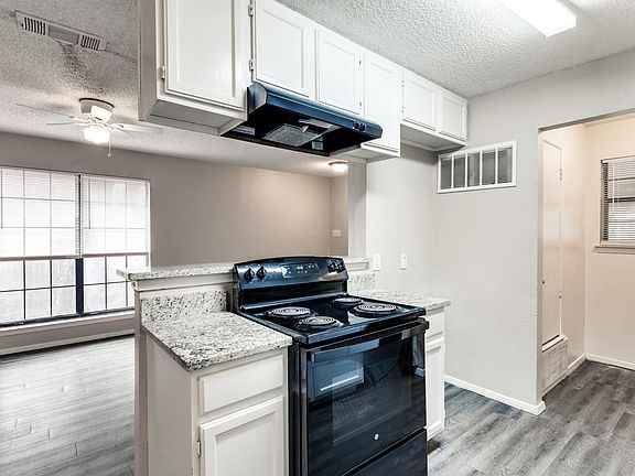 3rd image of 204 East Pl #204