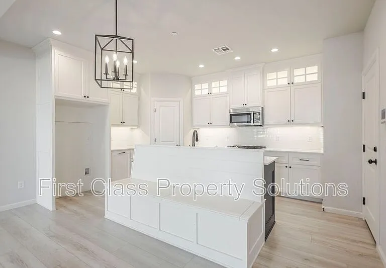 728 Harbor Town Dr — Photo 11