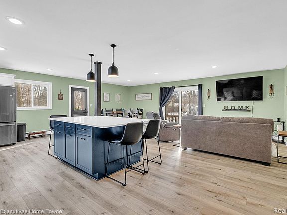 4th image of 5851 Lakeshore Rd