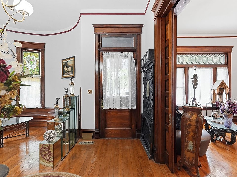 7th image of 1823 S Broadway St