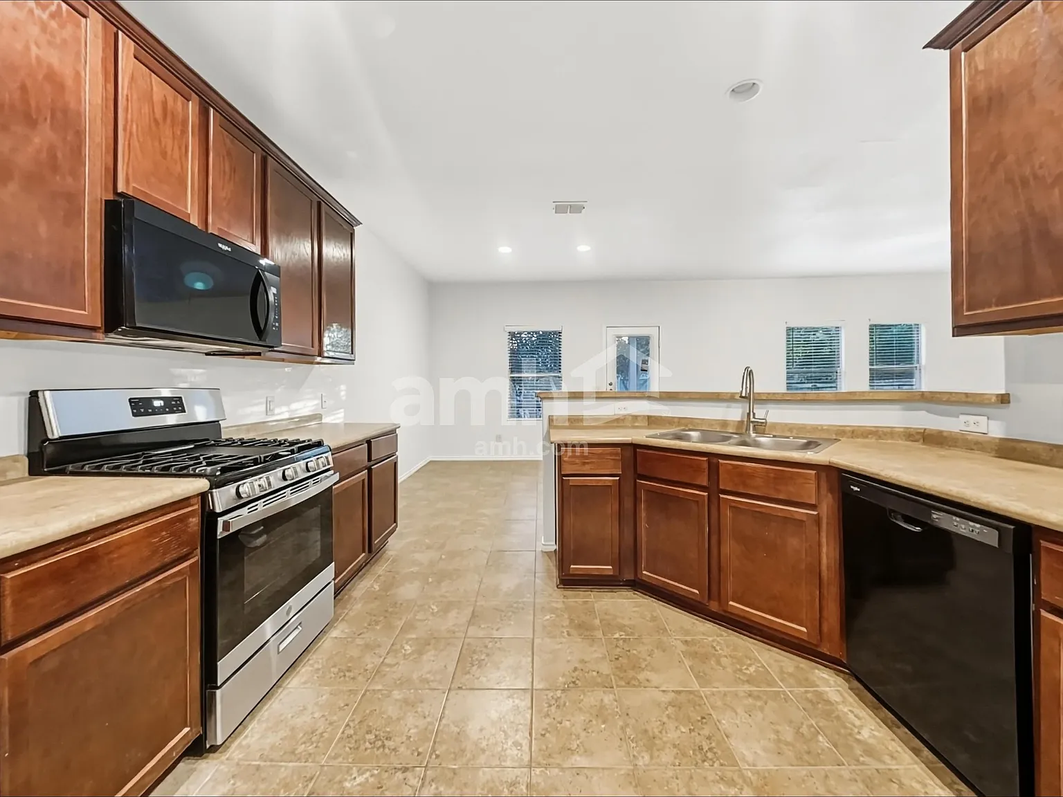 4 bed, 2.5 bath, 2394 sqft, $1,925 — Photo 3