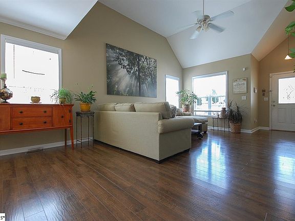 3rd image of 100 Summergrass Dr