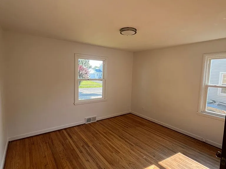 33 Van Olinda St — Photo 11