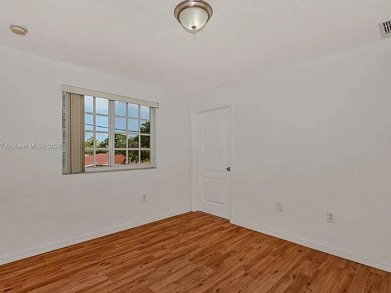 207 NE 4th Ct — Photo 12