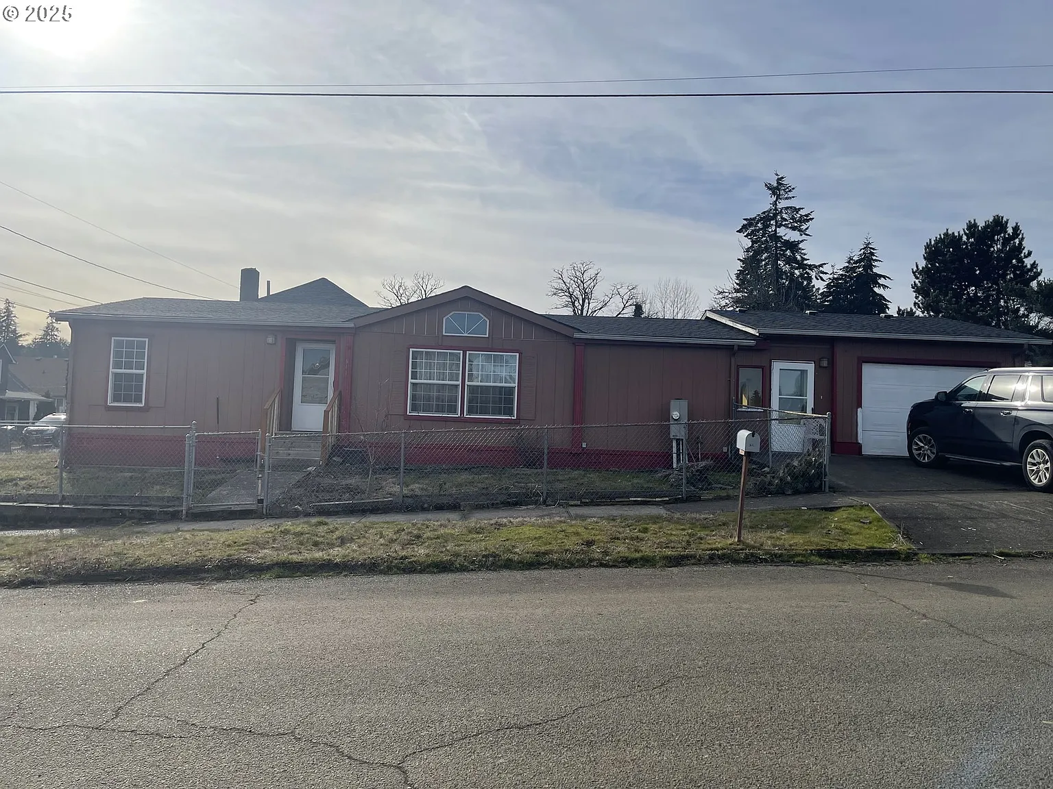 541 NE C St photo 1