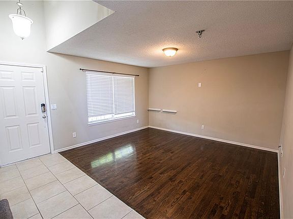 4th image of 405 NE Leann Dr
