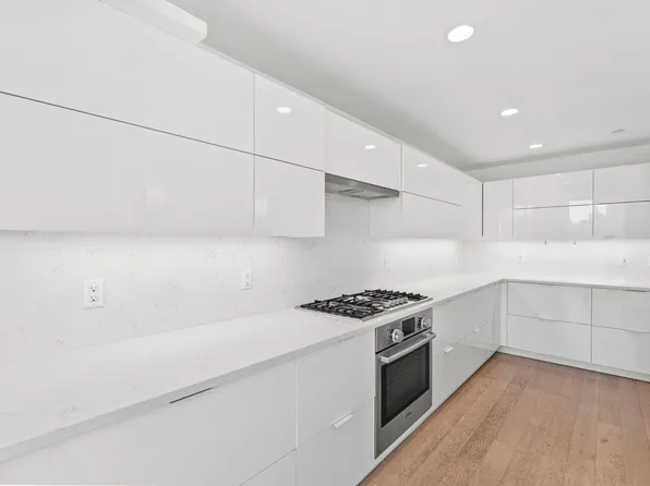 9 Avenue At Port Imperial image 10 of 27