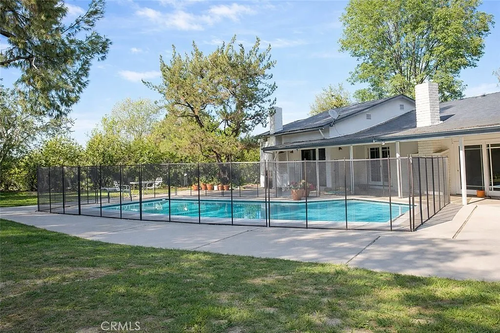 4 bed, 2.5 bath, 3200 sqft, $7,500 — Photo 3