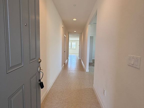 3rd image of 860 Calle De La Rosa
