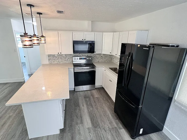 1085 Cleveland St — Photo 11