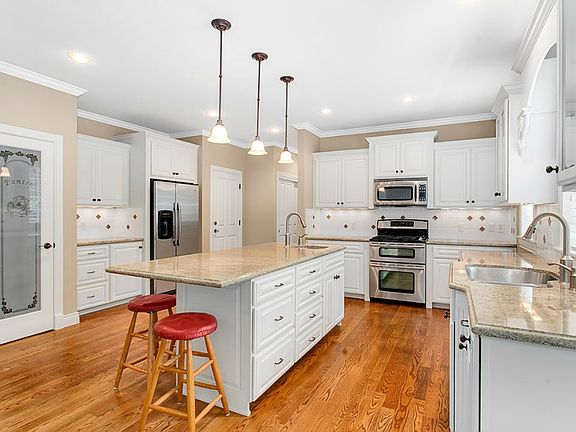 5th image of 15907 Larch Way