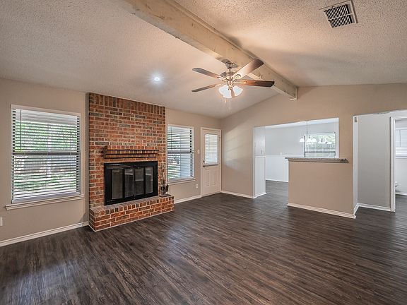 4th image of 912 Red Oak St