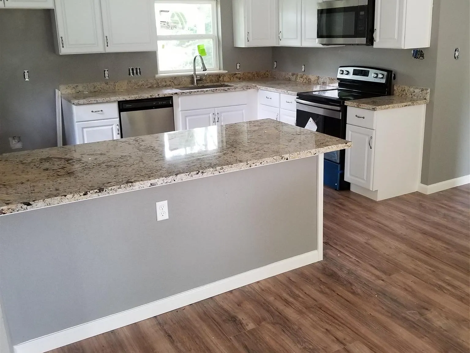 3 bed, 1.0 bath, 1400 sqft, $1,570 — Photo 1