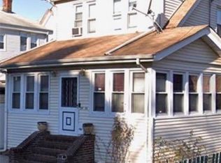 19555 Woodhull Ave, Hollis, NY 11423