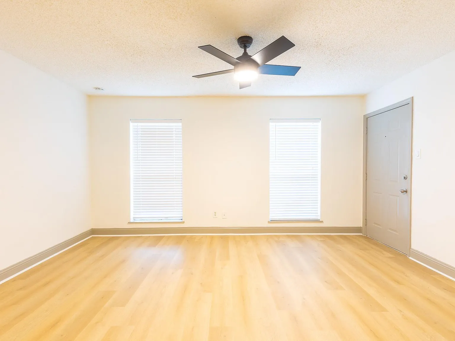 1 bed, 1.5 bath, 664 sqft, $1,295 — Photo 4