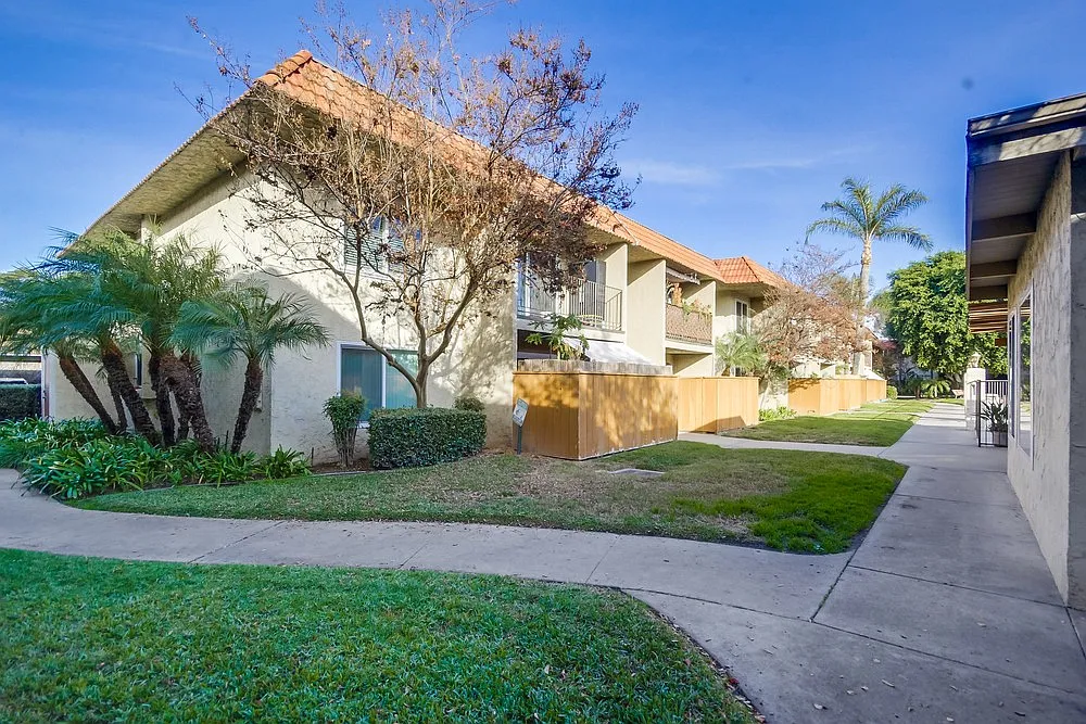 2 bed, 896 sqft, $2,200 — Photo 3
