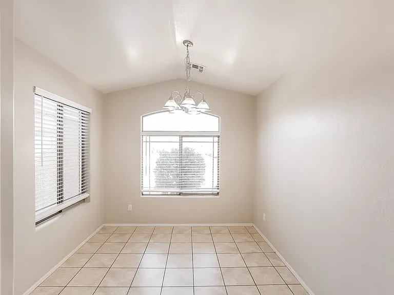 5704 S 32nd Dr — Photo 7