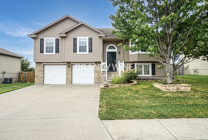 3 bed, 3.0 bath, 1531 sqft, $2,160 — Photo 2