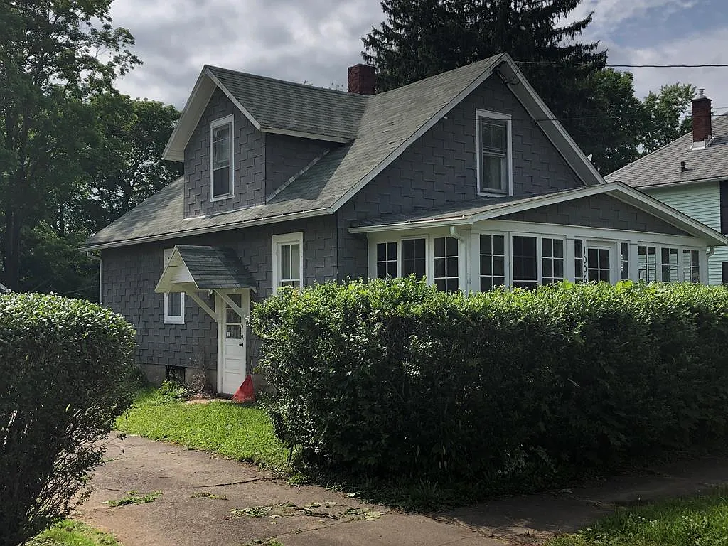 1006 Hulett St photo 1