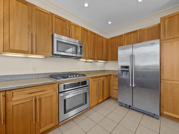 1 Intrepid Place image 15 of 38